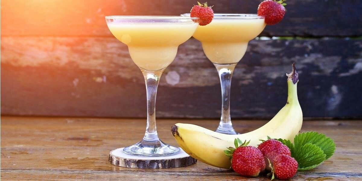 A creamy Banana Colada cocktail will bring the Brazilian beach to your living room this summer!
