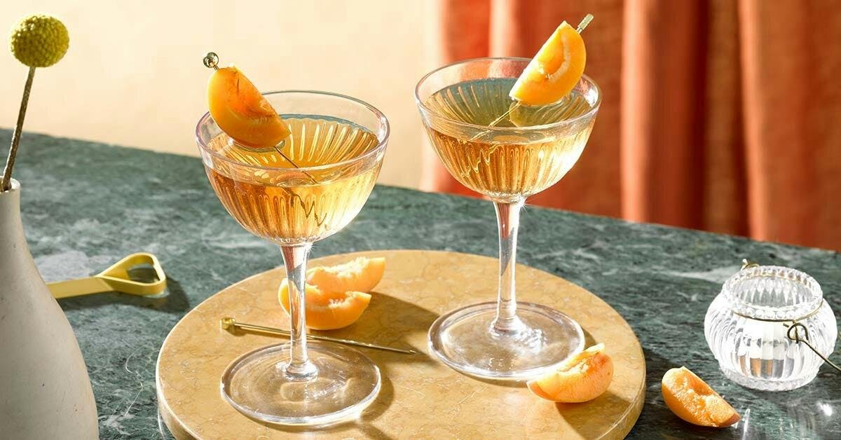 Apricot, apple and gin: the Empire is a deliciously warming cocktail full of fruity flavours!