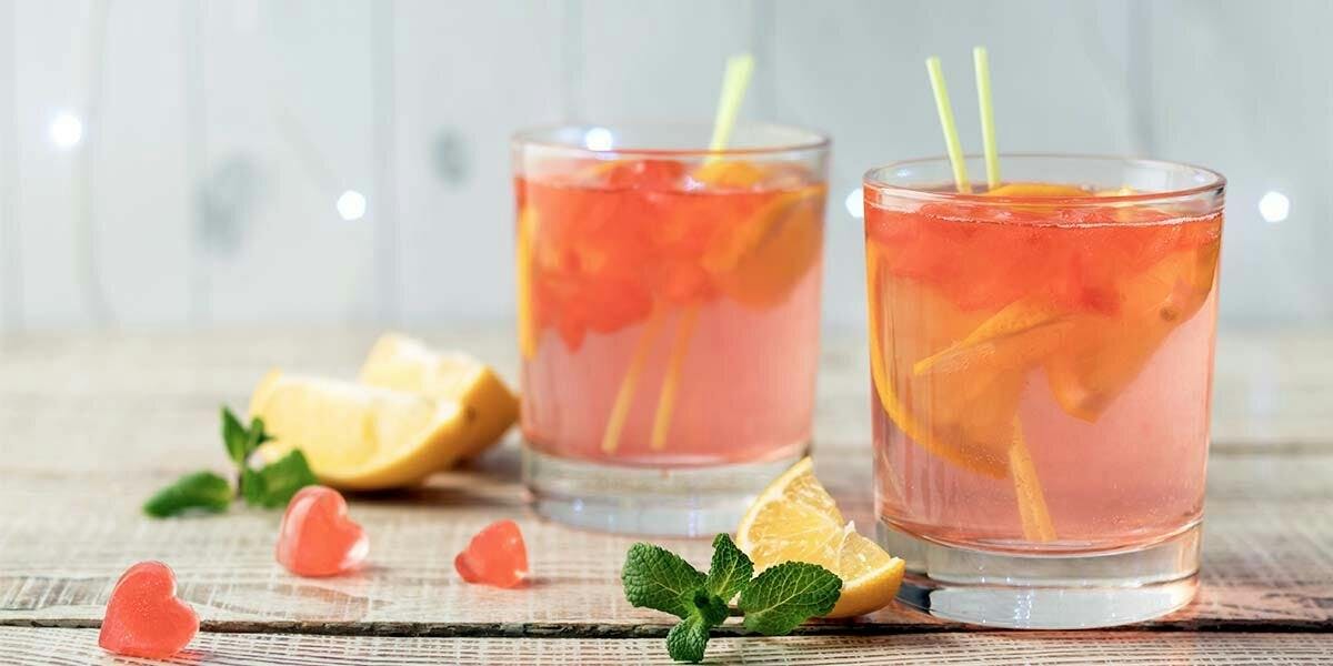 Helllooo, gorgeous! This pink gin, peach and prosecco punch is a stunner!