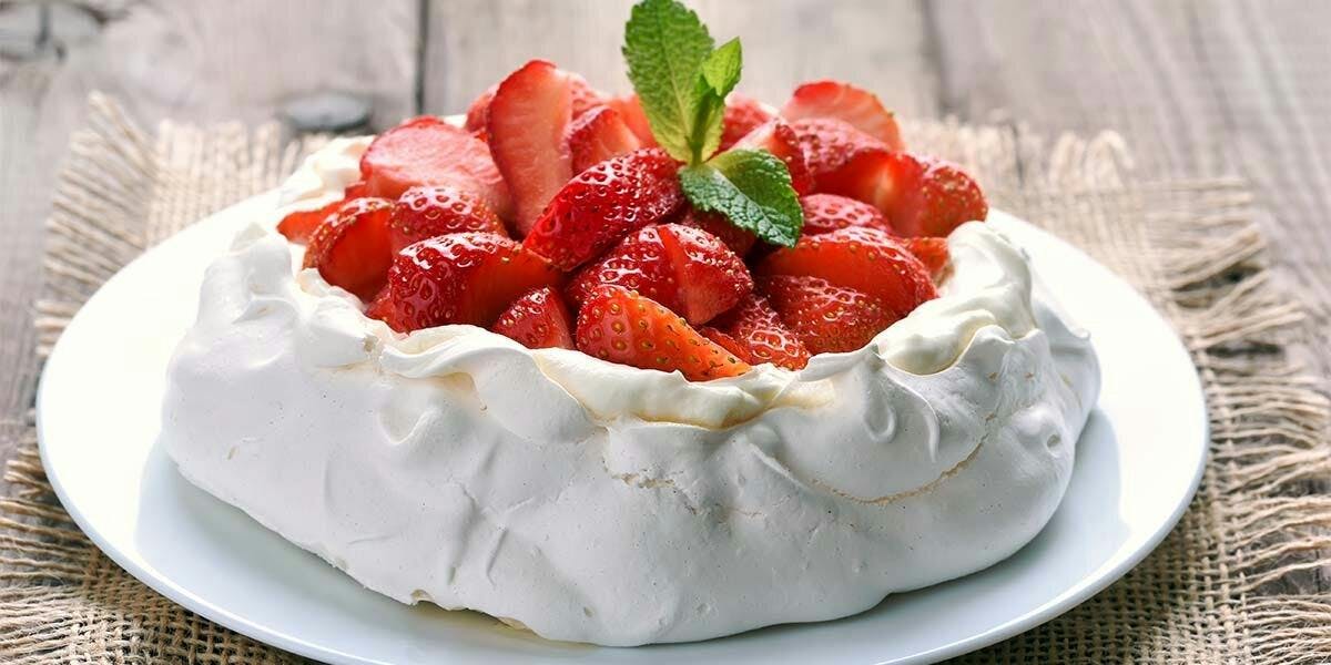 Strawberry Gin Pavlova: try our easy, delicious summer dessert recipe!