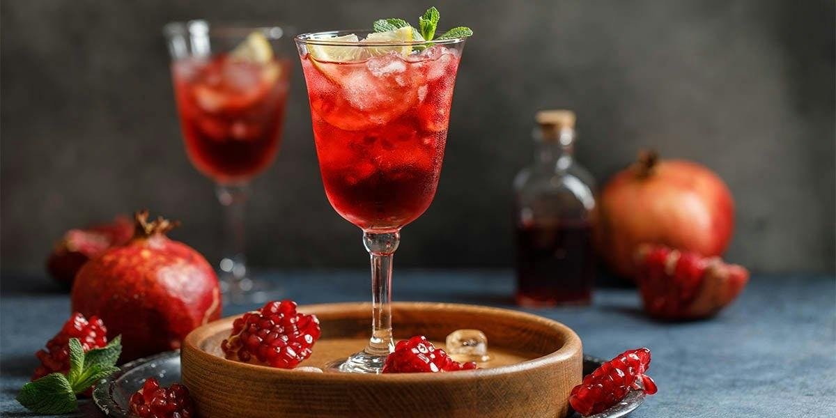 Sloe gin, ginger ale and pomegranate-flavoured grenadine syrup are all you need for this deliciously boozy twist on the Shirley Temple! 