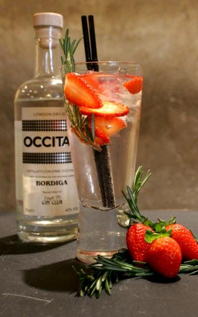 Occitan gin and tonic with strawberries to garnish