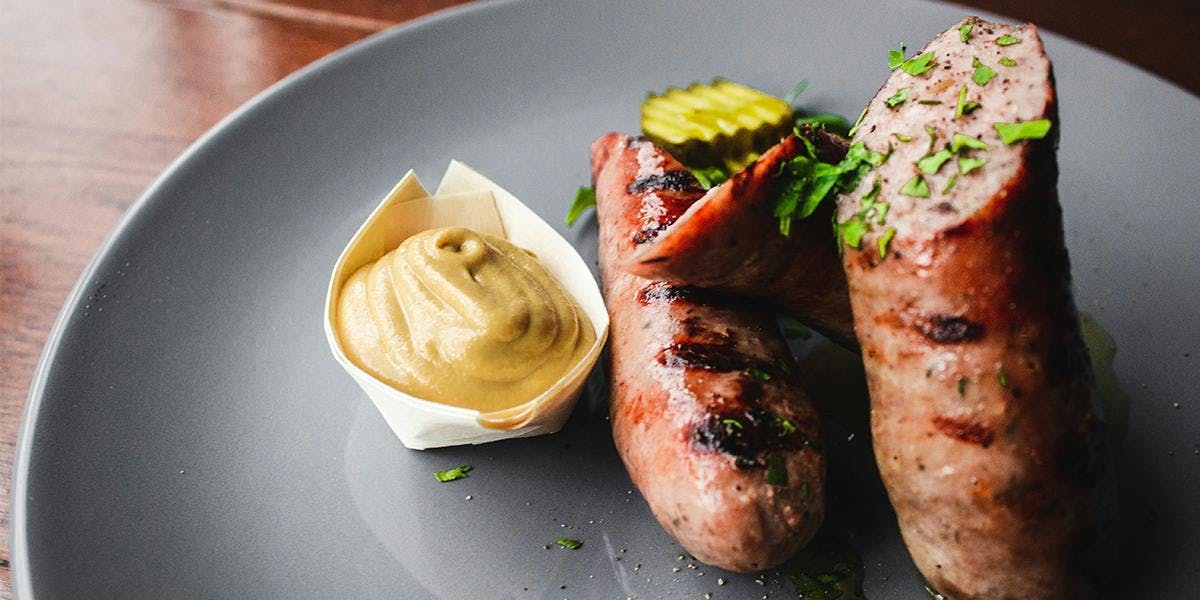 These pork and gin sausages with gin pickle are the best BBQ recipe this summer!