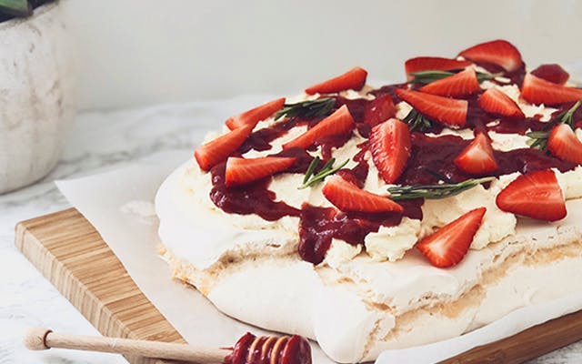 Strawberry+and+rosemary+gin+pavlova.png