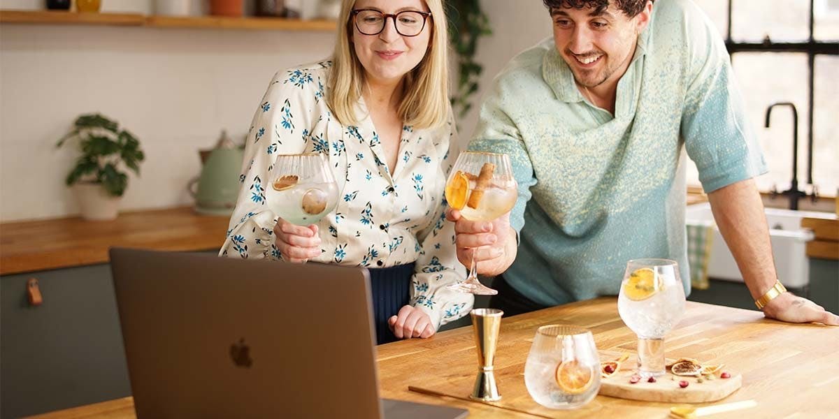 Cocktail Making Classes: these online cocktail masterclasses are the best gin experiences you can have at home!