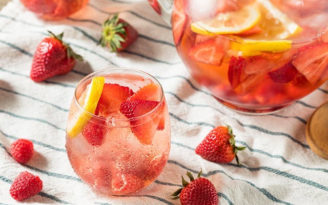 strawberry-gin-summer-cocktail-punch.jpg