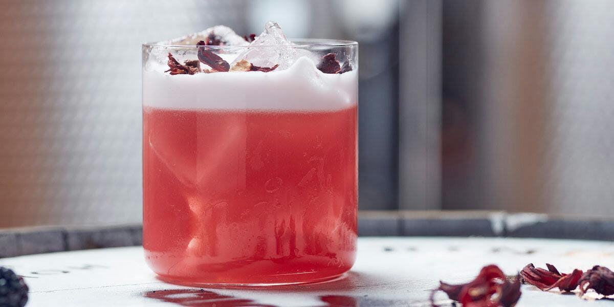 Get ready for the warm weather with this gorgeous gin and grenadine cocktail!